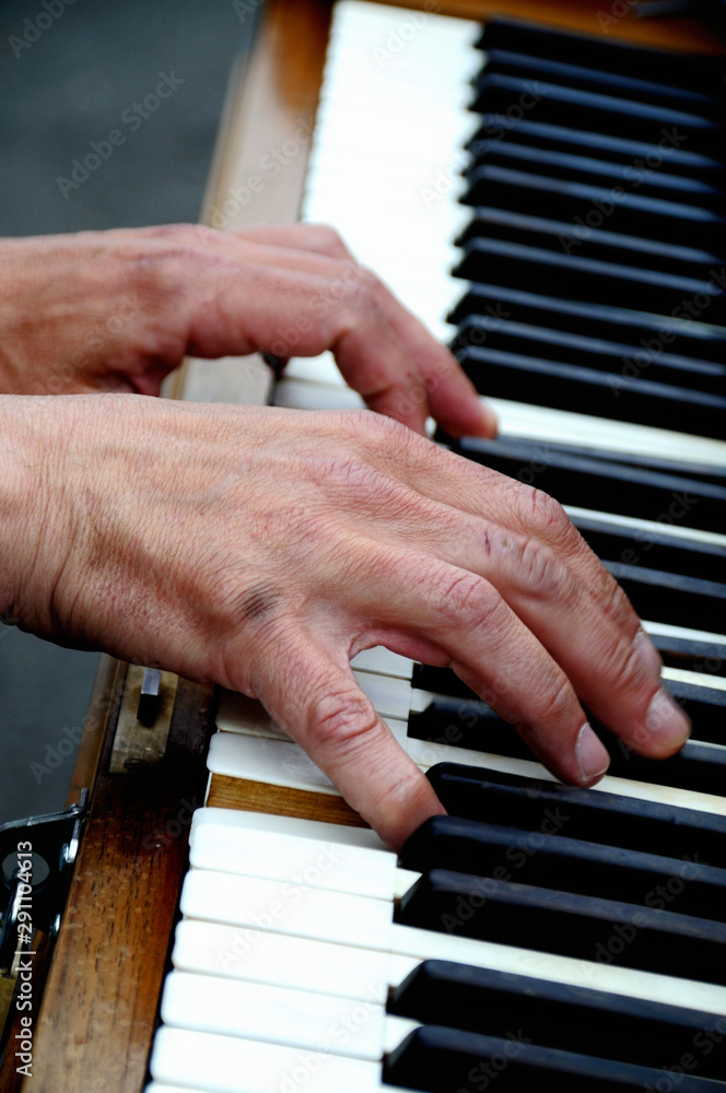 Obraz premium Hands playing the piano close up