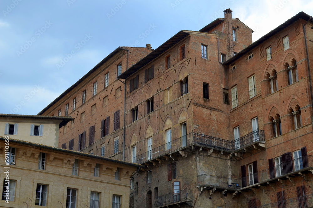 Verschachtelte Häuser in Siena