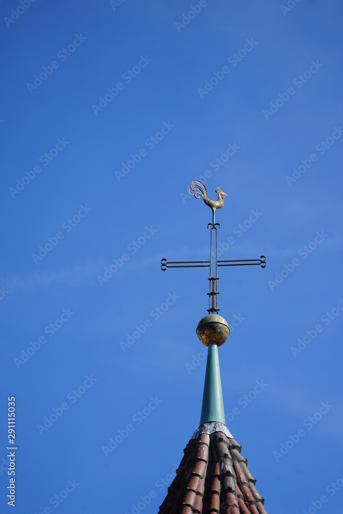 Kirchturmspitze mit Kreuz und Wetterhahn Kirchturmspitze mit Kreuz und Wetterhahn