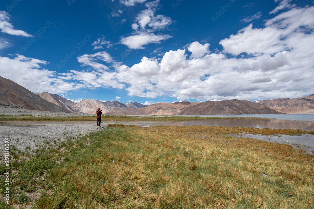 Obraz premium Landscape view of tourist man enjoy with beautiful of Pangong lake in Leh Ladakh, India