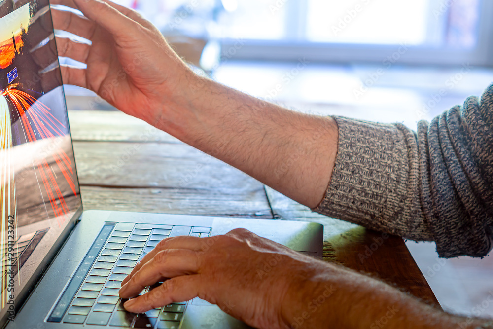 Obraz premium Hände arbeiten am Computer