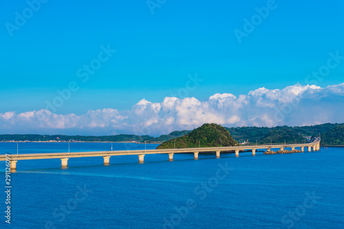 早朝の角島大橋（山口県） © doraneko777