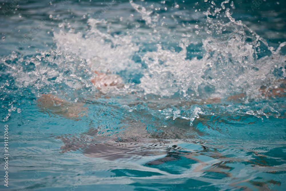 Naklejka premium Chapuzón en la piscina