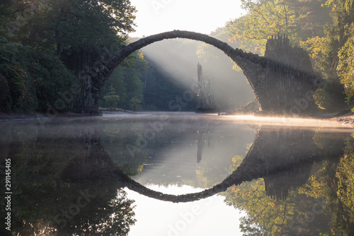 Alte Steinbrücke in Deutschland spiegelt sich im Wasser 