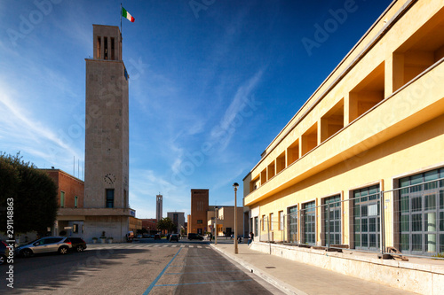 Canvas-taulu Torre civica con ilPalazzo delle Poste di Sabaudia. Latina