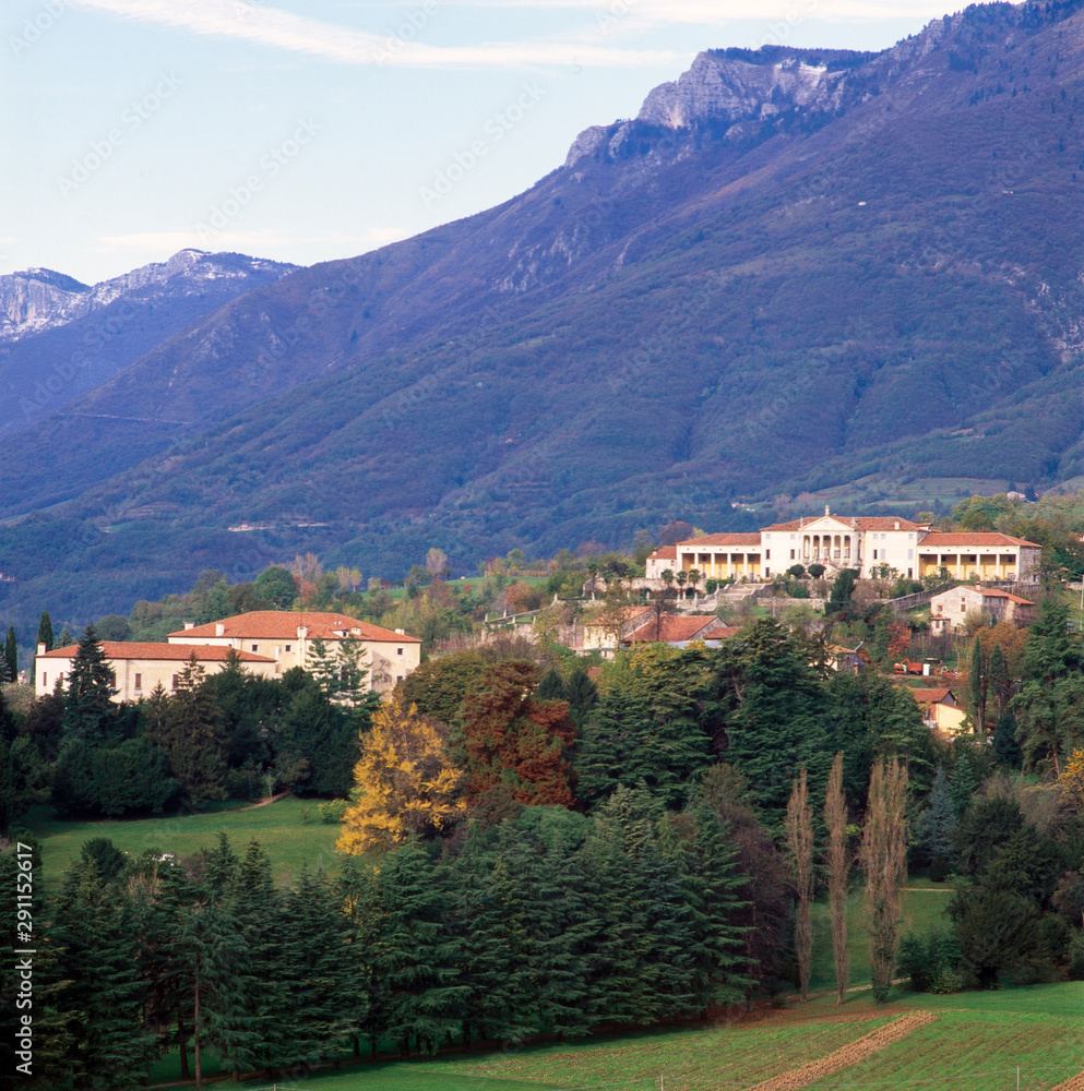 Paesaggio con le palladiane villa Godi Malinverni e Villa Piovene nella collina di Lonedo di Lugo di Vicenza