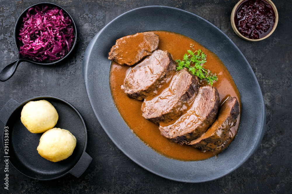 Traditioneller geschmorter marinierter deutscher Sauerbraten vom Rind ...