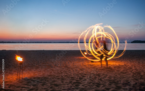 Feuerkünstler am Strand