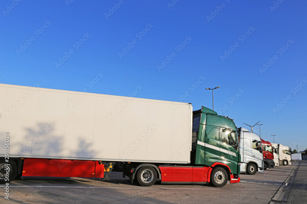 LKW´s auf dem Autobahn-Rastplatz