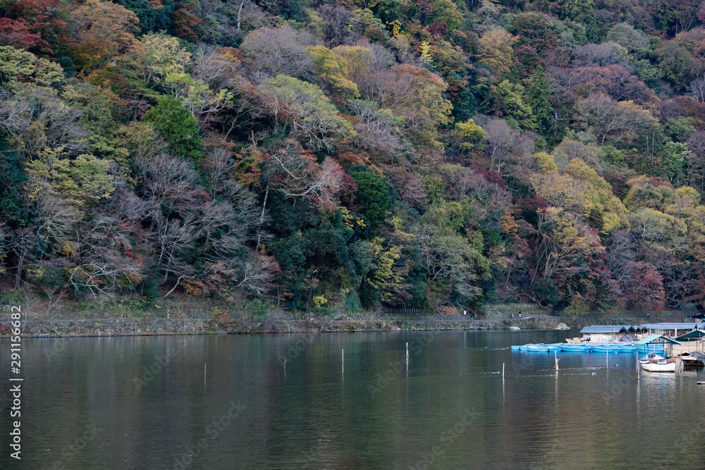 《京都・秋》早朝の嵐山の紅葉と渡月橋の風景 《京都・秋》早朝の嵐山の紅葉と渡月橋の風景
