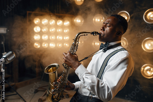 Canvas Print Black jazz performer plays the saxophone on stage