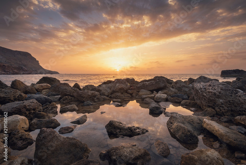 Une belle image qui illustre la beauté de la nature et du Sahara d'Algérie en plein jour avec du sable et un joli rochet.