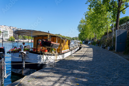 Péniche sur la Seine à paris photo