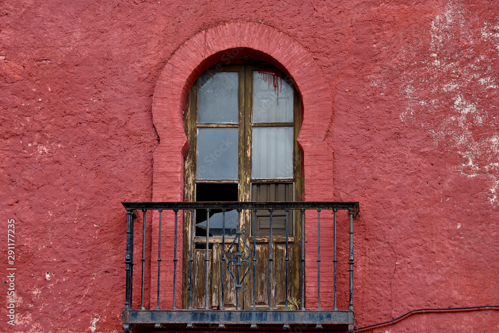 Obraz premium balcony with arabic arch in the red wall of the castle