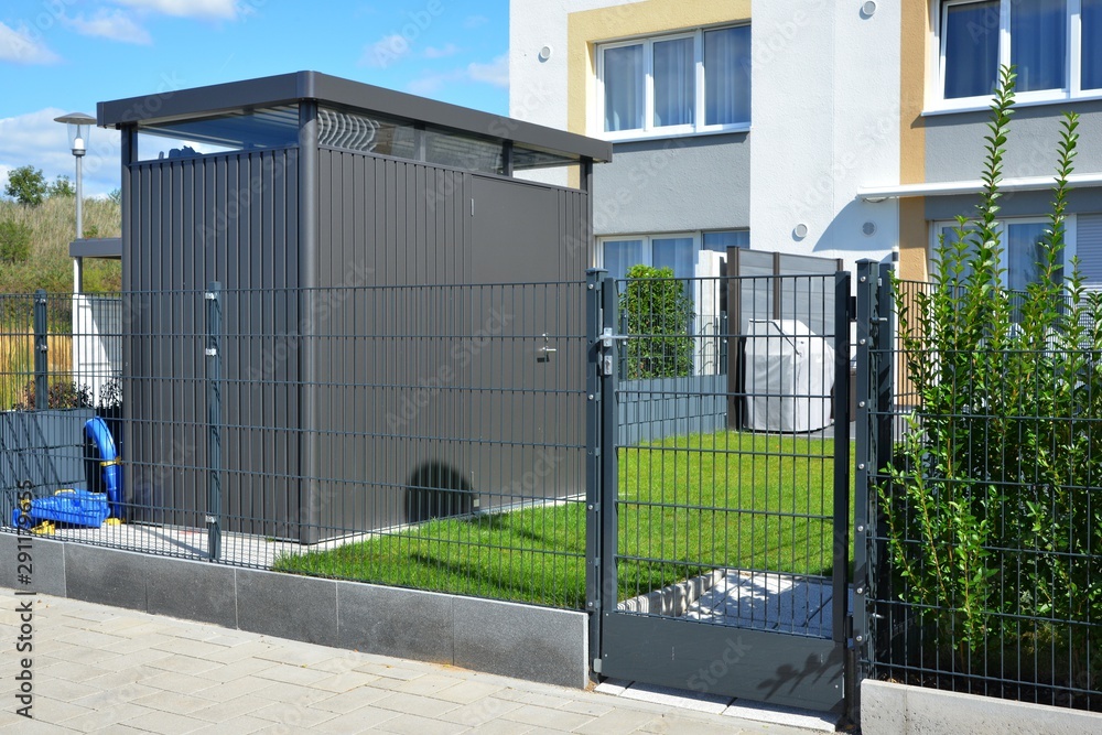 Moderne Gerätehütte, Fahrrad-Schuppen oder externer Abstellraum mit Aluminium Profilen und Kunststoff-Verkleidung Moderne Gerätehütte, Fahrrad-Schuppen oder externer Abstellraum mit Aluminium Profilen und Kunststoff-Verkleidung