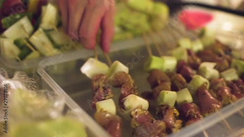 Preparing for roasting skewers, take meat on skewers.