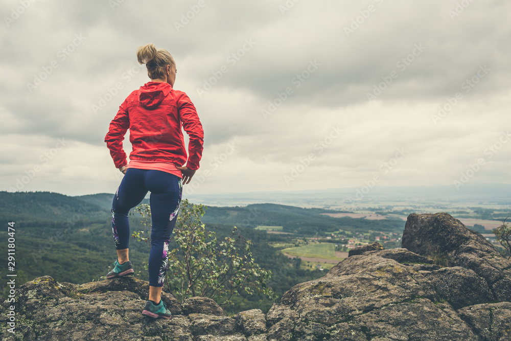 Obraz premium Hiking girl in mountains, looking at view