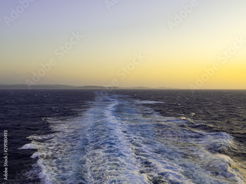 Viaje hacia Italia en ferry mientras se pone el sol en el mar  verano de 2019