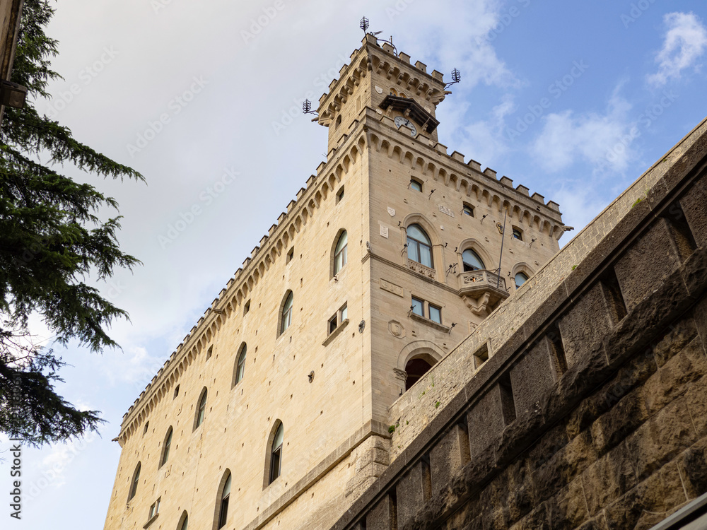 Vistas laterales del Palacio Público en La Plaza de la Libertad de San Marino, Italia, verano de 2019
