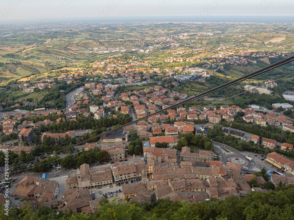 Vistas del pueblo medieval Borgo Maggiore de  San Marino, Italia, verano de 2019