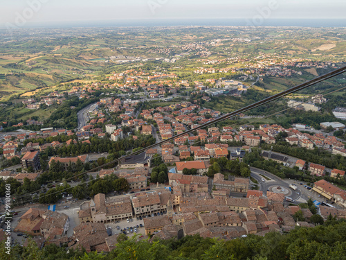 Vistas del pueblo medieval Borgo Maggiore de San Marino, Italia, verano de 2019
