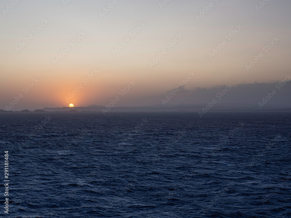 Atardecer viajando hacia Italia en alta mar, verano de 2019 Atardecer viajando hacia Italia en alta mar, verano de 2019