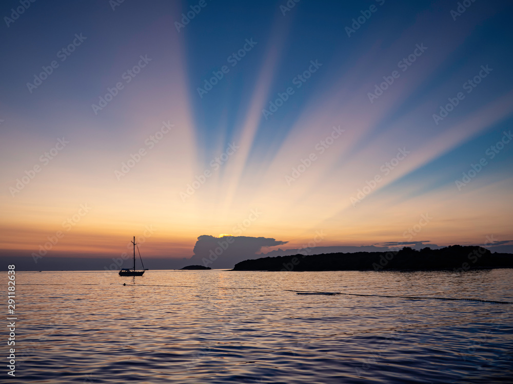 Vistas del atardecer con los rayos del sol escondiendose en Vrsar Istria, en Croacia, verano de 2019 Vistas del atardecer con los rayos del sol escondiendose en Vrsar Istria, en Croacia, verano de 2019