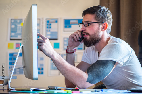 The man works as a mobile a...