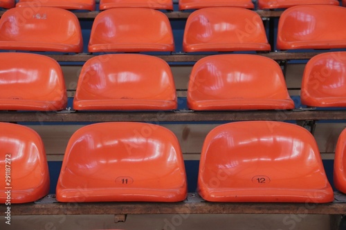 Sitze in orange in einem Stadion