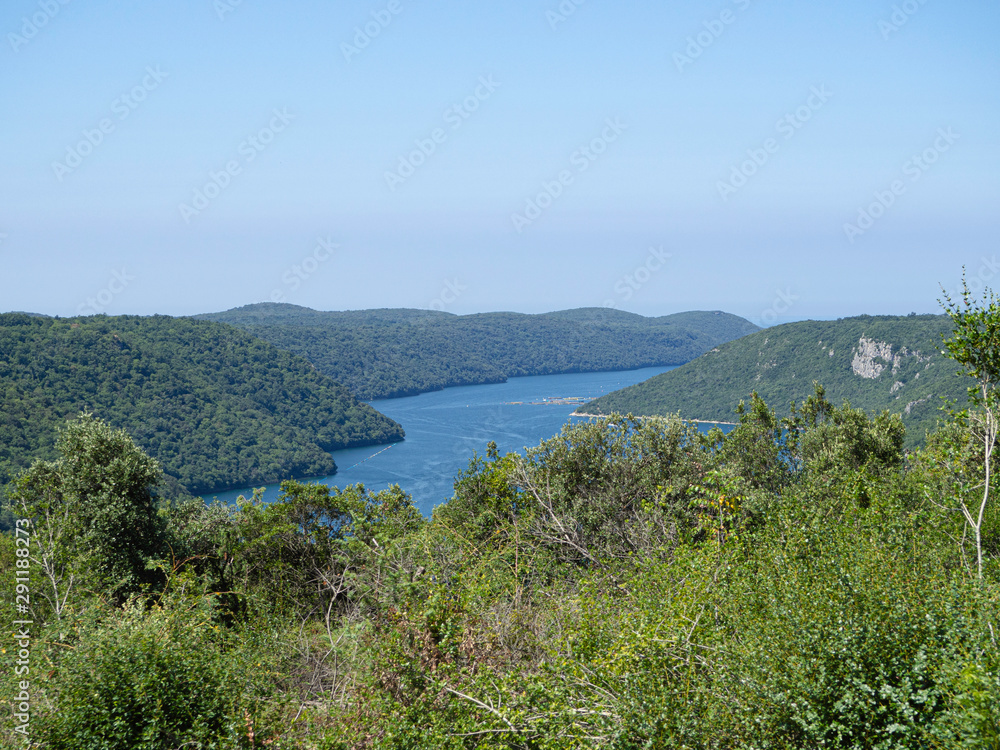 Vistas de Limski Fjord, en Istria, Croacia,  verano de 2019