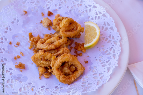 Calamares a la romana en un plato blanco. photo