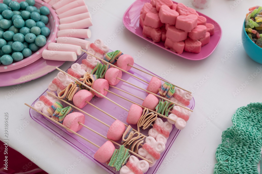 Brochetas de gominolas nubes con forma de corazón recubiertas de rosa y  nubes normales, en mesa dulce de fiesta infantil. Stock Photo | Adobe Stock