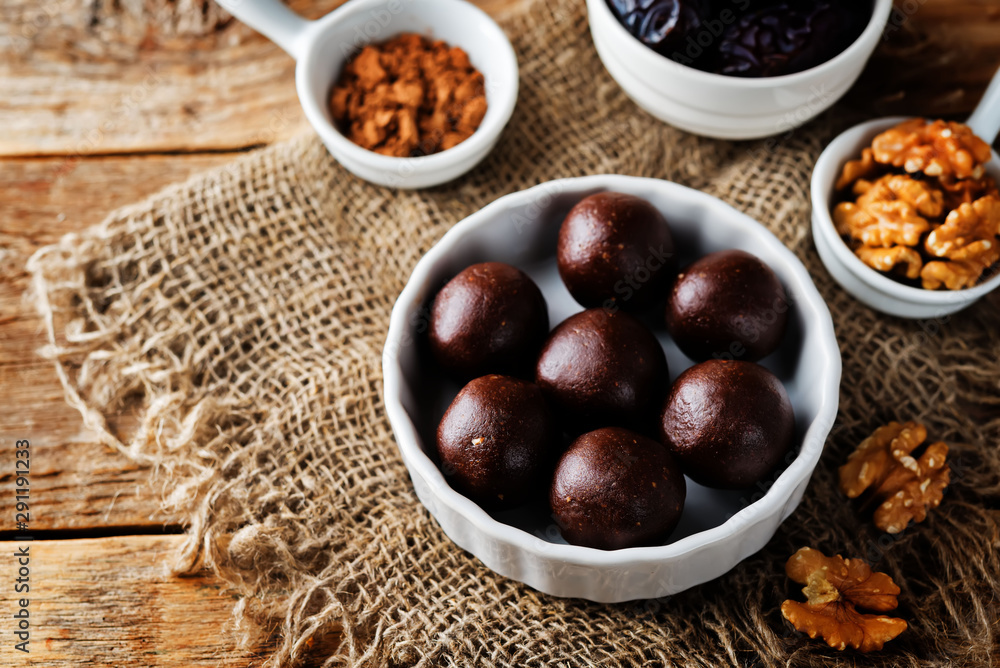 Obraz premium Dates walnuts chocolate raw balls