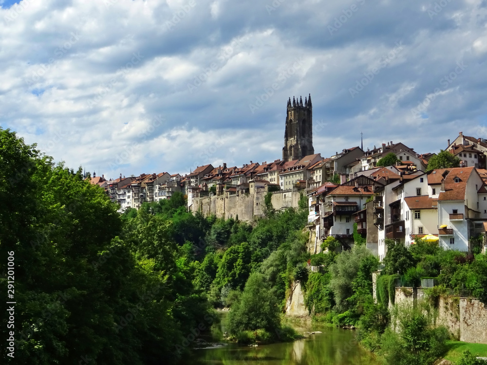 Panoramic view of the down town of Fribourg with the bridges of Zähringuen and Poya in the background. Friborg, Switzerland
