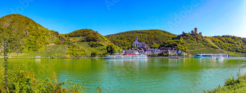 Mosellandschaft bei Beilstein mit Burg Metternich