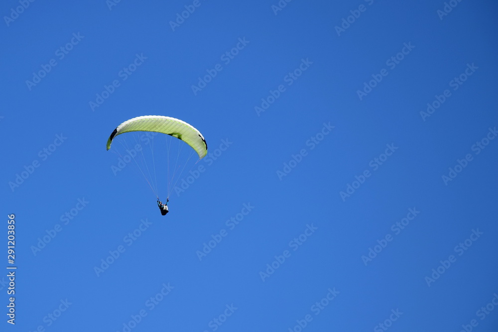 Paraglider - Paragliding - Extremsportart - isoliert und freigestellt vor blauen Himmel Paraglider - Paragliding - Extremsportart - isoliert und freigestellt vor blauen Himmel