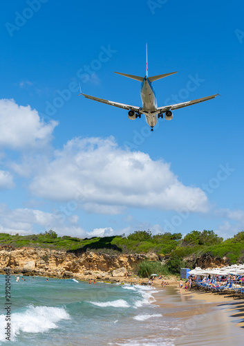 Fototapeta Naklejka Na Ścianę i Meble -  flying low in greece