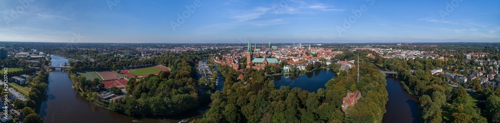 Die Stadt Lübeck von Bäumen umgeben