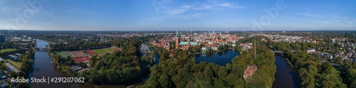 Die Stadt Lübeck von Bäumen umgeben