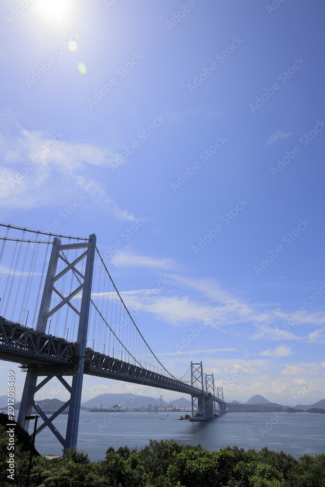 Obraz premium 与島から見た瀬戸大橋