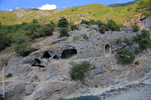 Południowa Albania - krajobraz okolic gorących źródeł w Benja, przy ujściu kanionu Lengerica. photo