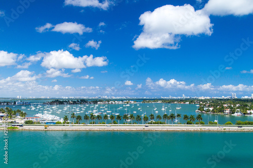 Fototapeta Naklejka Na Ścianę i Meble -  view of port of miami