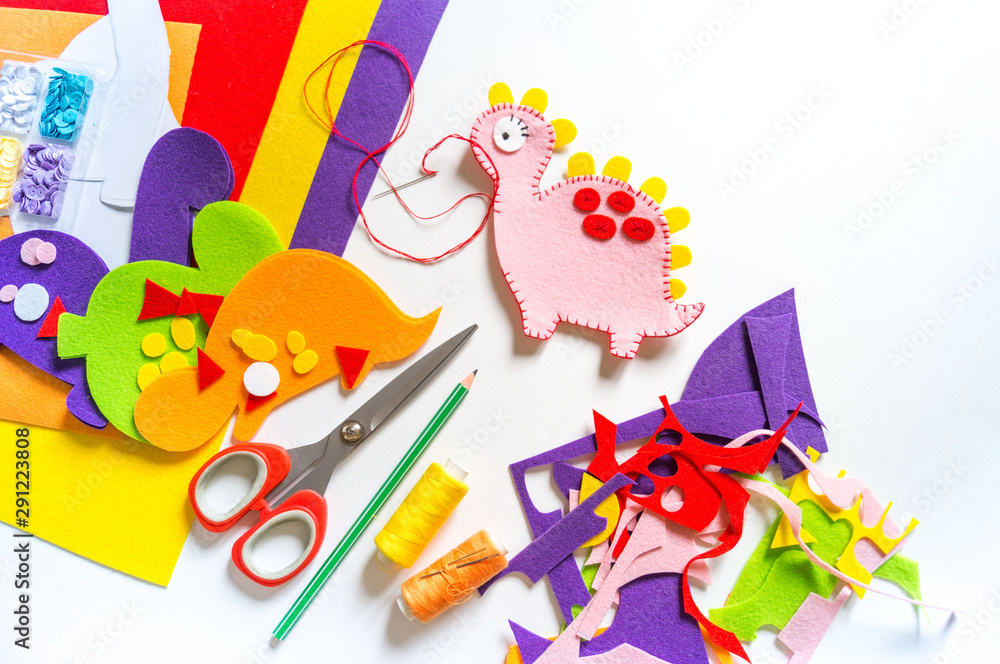 Obraz premium Craft from felt instruction for creating a dinosaur toy