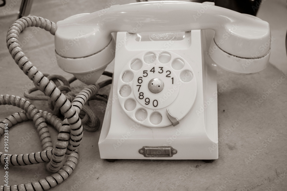 Teléfono fijo antiguo de disco para oficina o casa Stock Photo