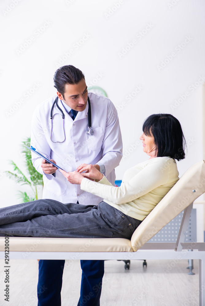 Obraz premium Young doctor examining senior old woman