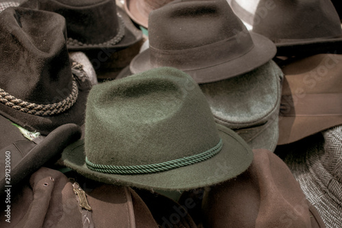 Sombreros clásicos antiguos de colores pardos