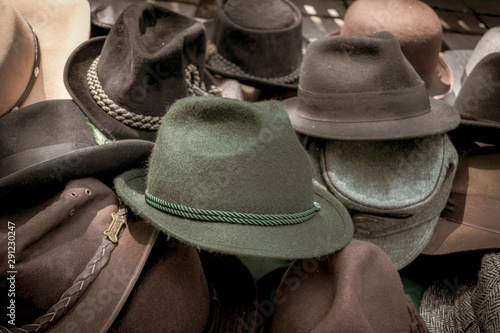 Sombreros clásicos antiguos de colores pardos