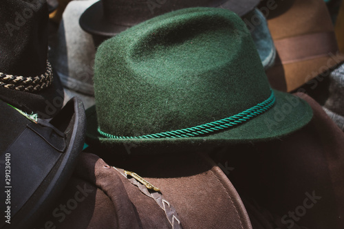 Sombreros clásicos antiguos de colores pardos hechos con fieltro y lana