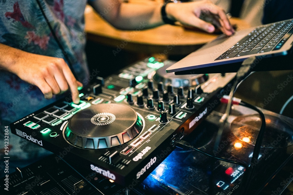 Obraz premium dj mixing music