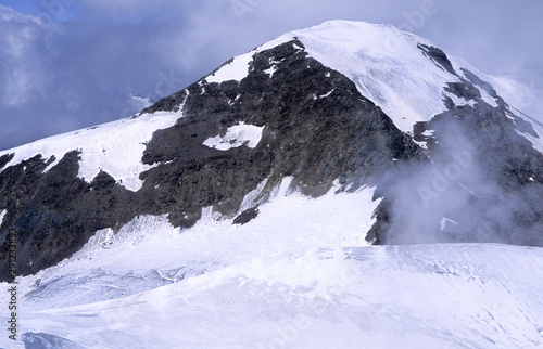 Gipfelblick vom Monte Cevedale, 3769 m , der ein beliebtes Ziel für Skitourengeher ist und der zum Hauptkamm der Ortleralpen gehört